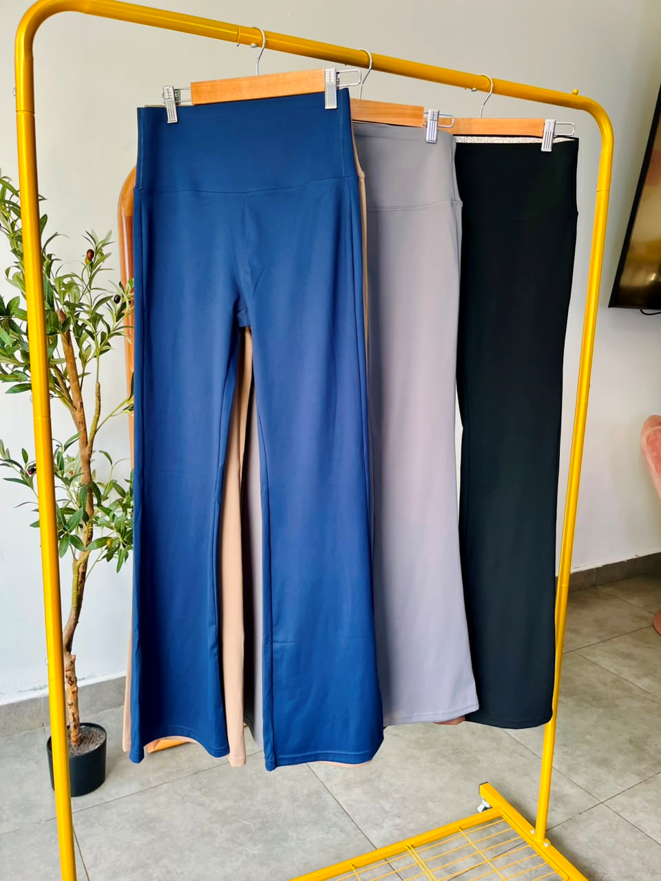 Pantalon flare strech ajuste en cintura & realce gluteos - 4975