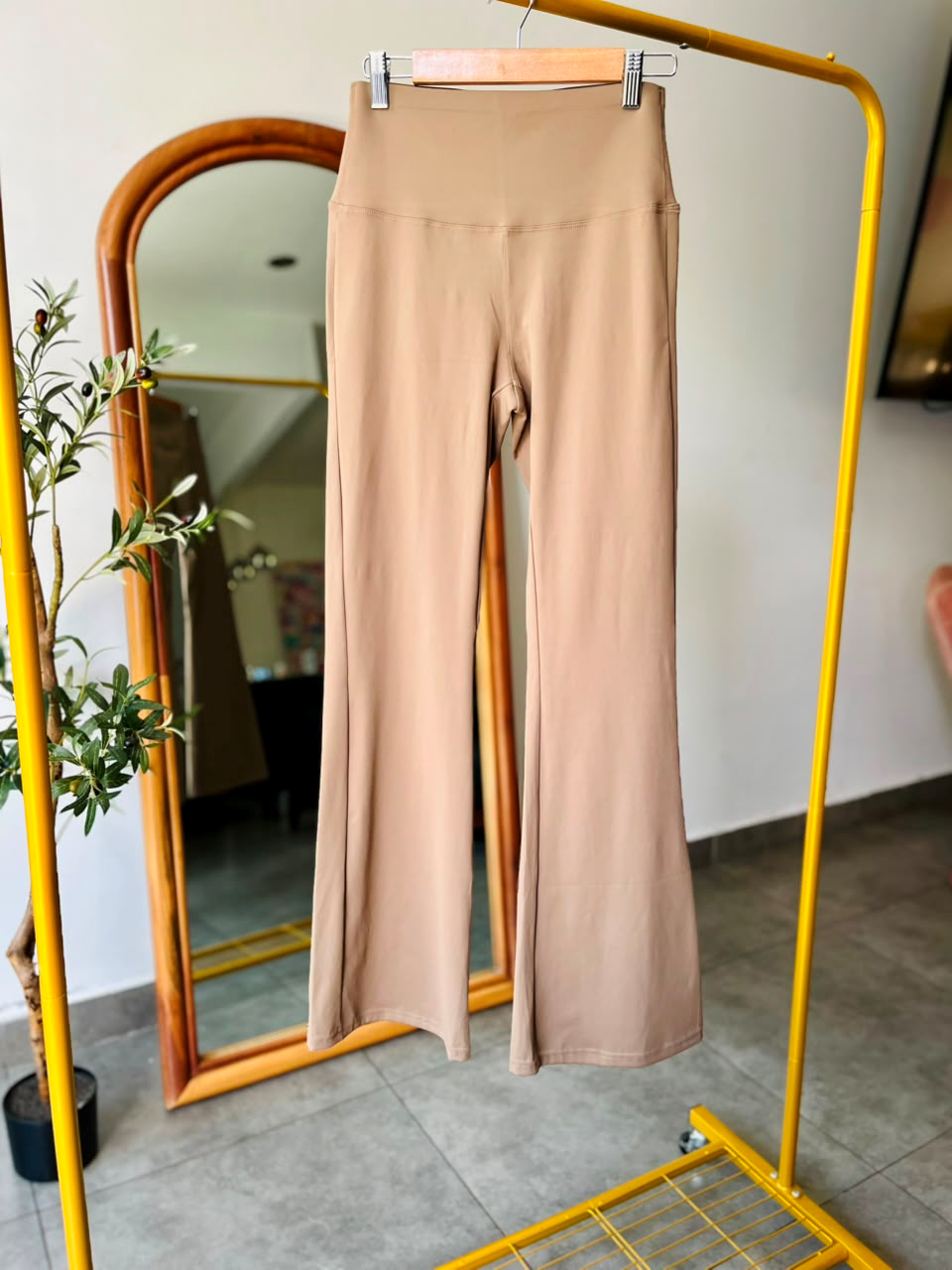 Pantalon flare strech ajuste en cintura & realce gluteos - 4975
