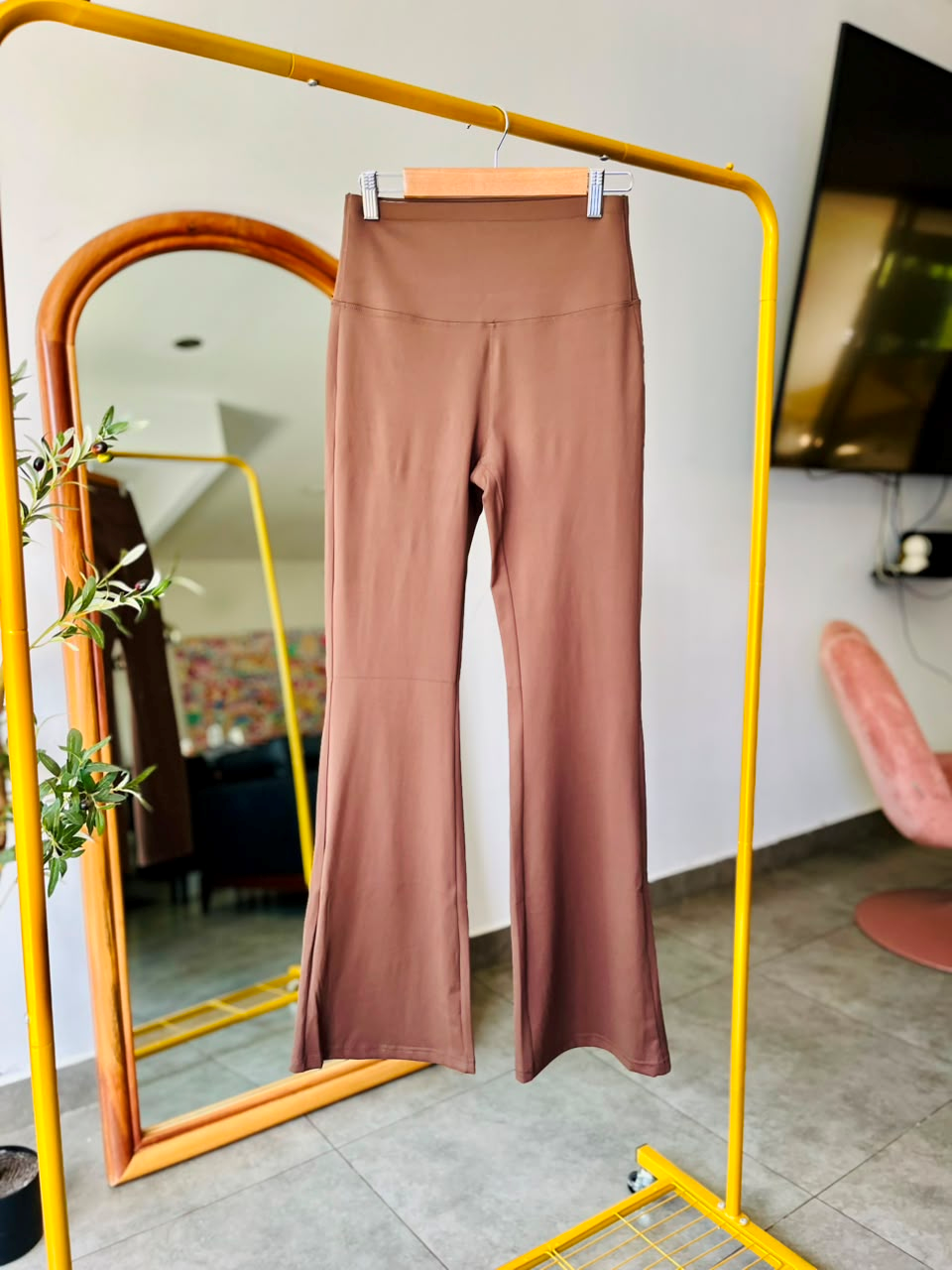 Pantalon flare strech ajuste en cintura & realce gluteos - 4975