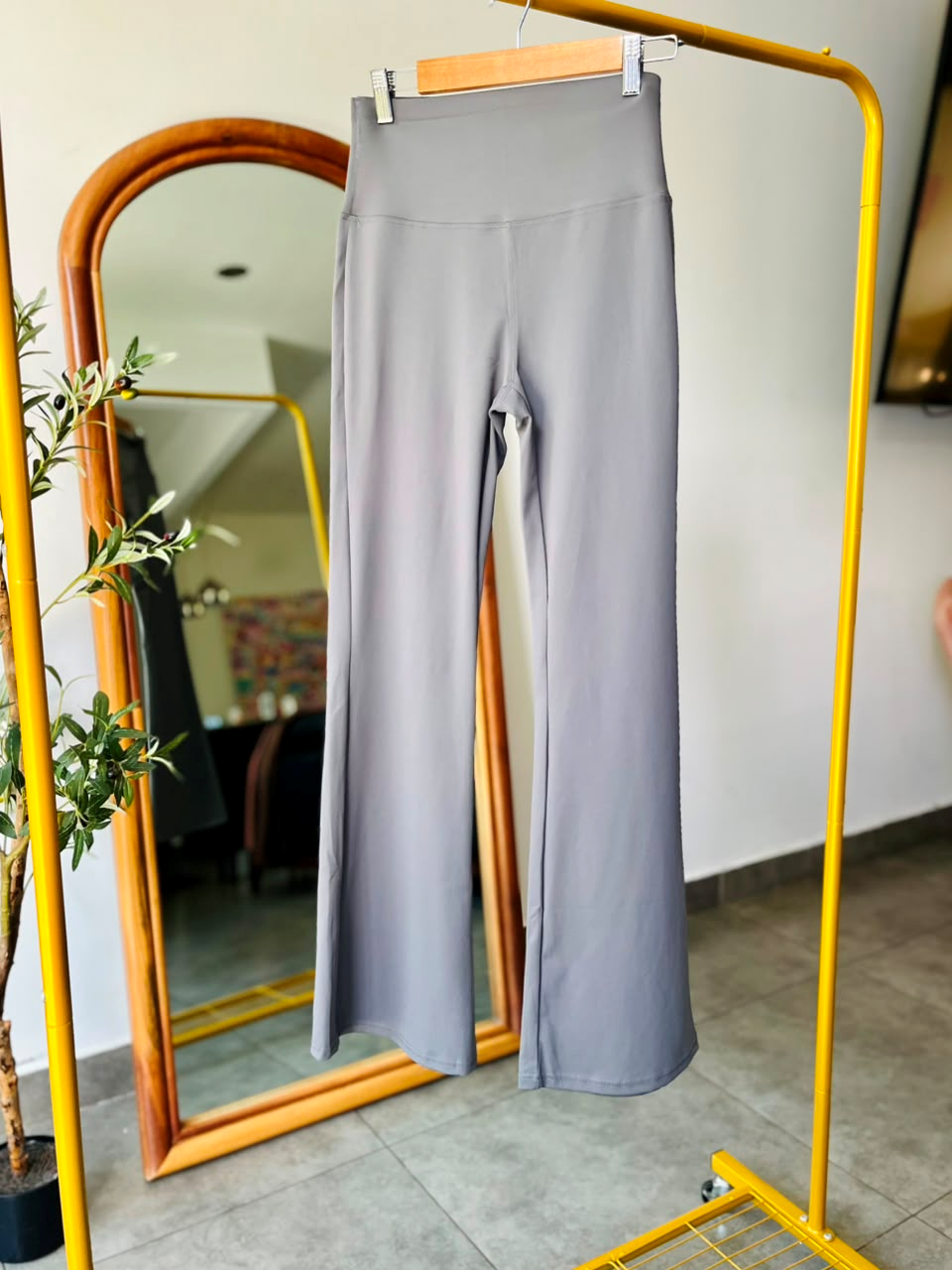 Pantalon flare strech ajuste en cintura & realce gluteos - 4975