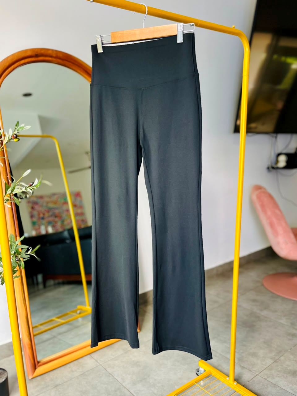Pantalon flare strech ajuste en cintura & realce gluteos - 4975