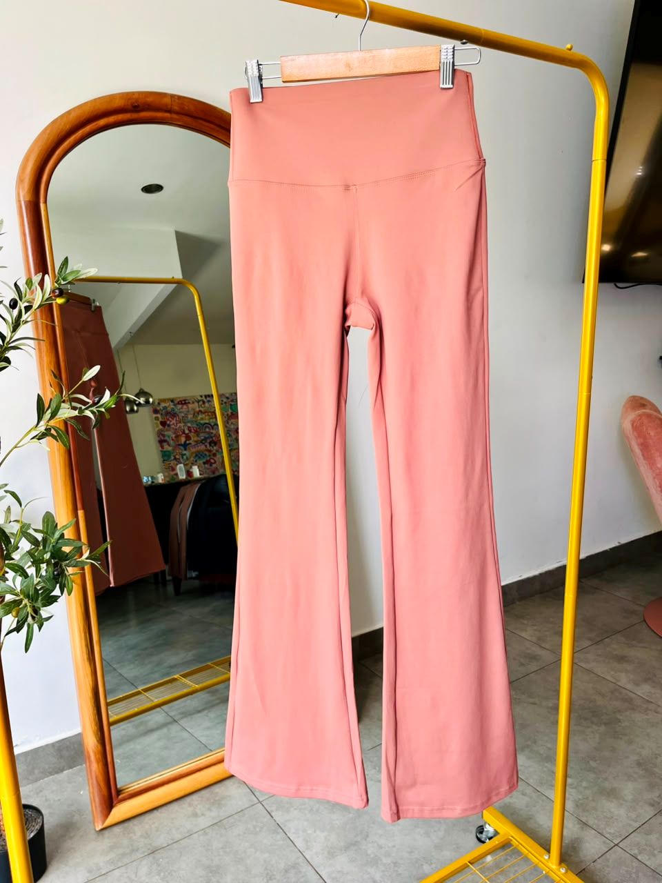 Pantalon flare strech ajuste en cintura & realce gluteos - 4975