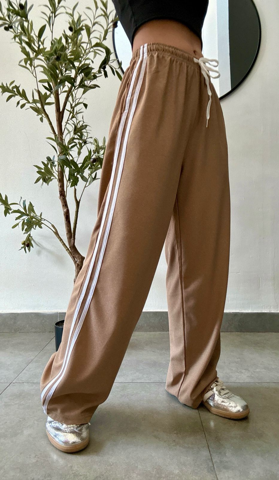 Pantalon marrón pierna ancha con tiras laterales estilo sport - 5620MA