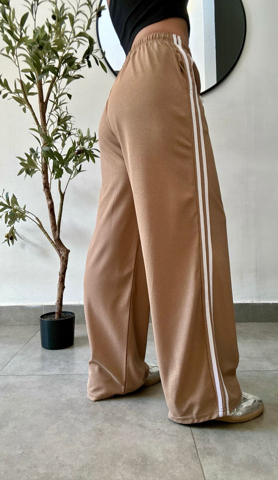 Pantalon marrón pierna ancha con tiras laterales estilo sport - 5620MA