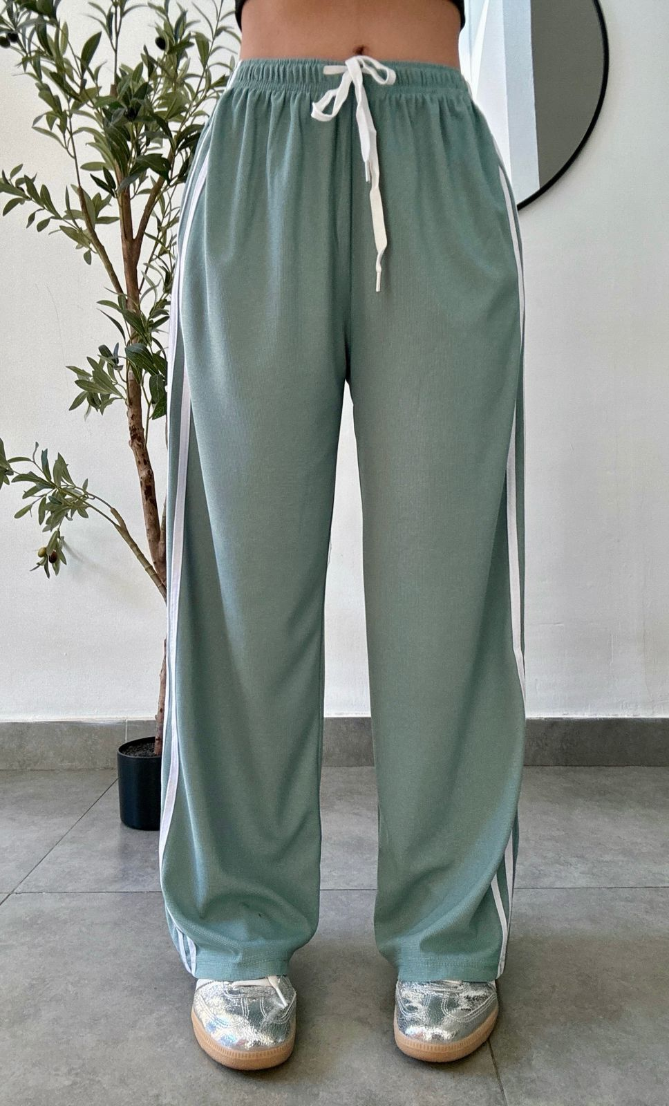 Pantalon verde pierna ancha con tiras laterales estilo sport - 5620VE
