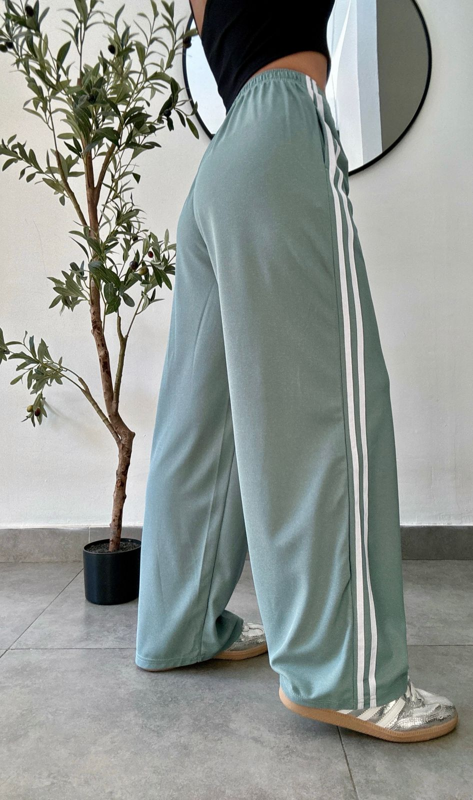 Pantalon verde pierna ancha con tiras laterales estilo sport - 5620VE