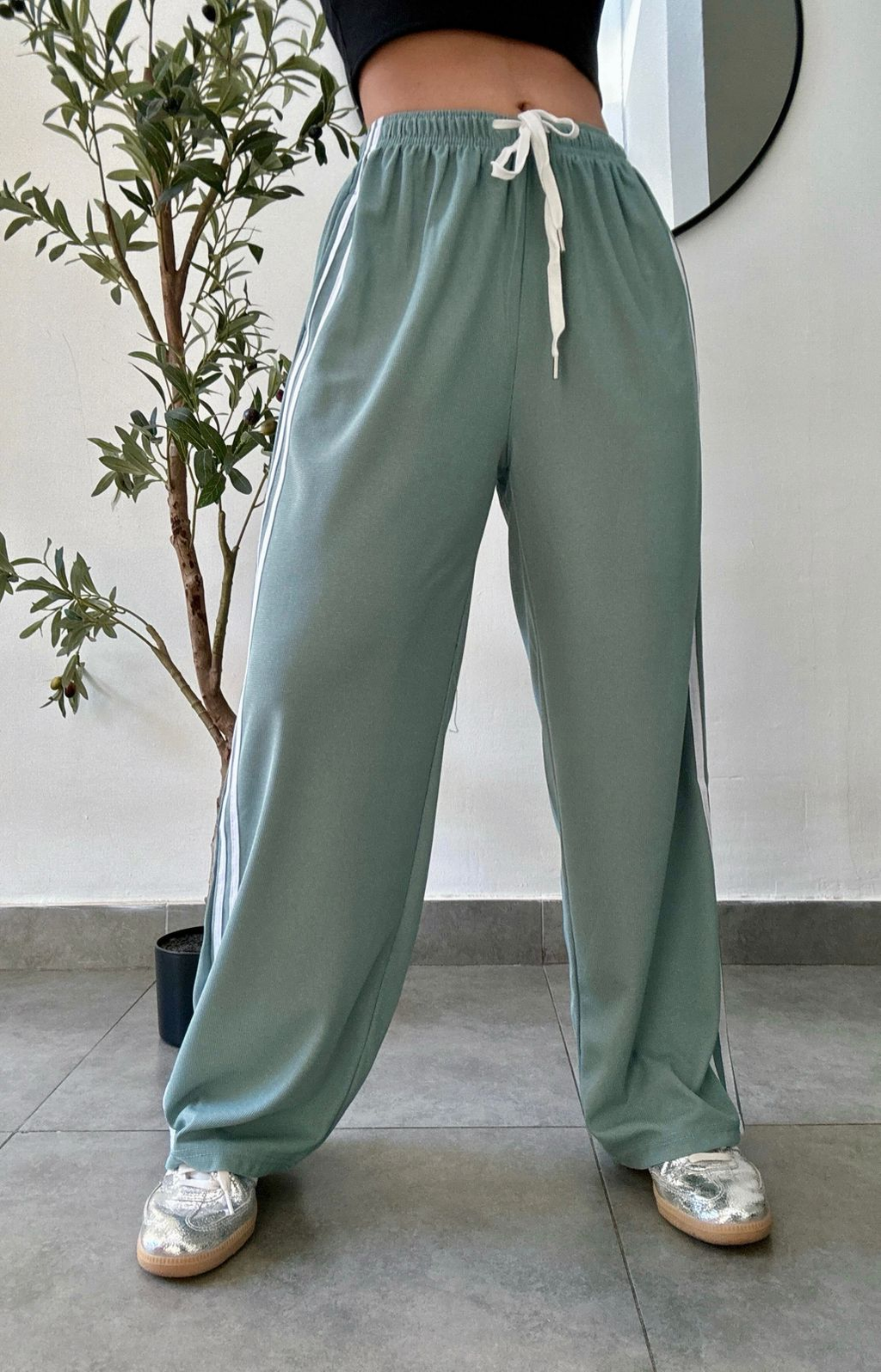 Pantalon verde pierna ancha con tiras laterales estilo sport - 5620VE