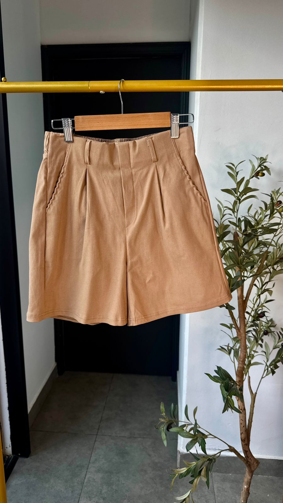 Short caqui de vestir pinzas frontales - 5742CA