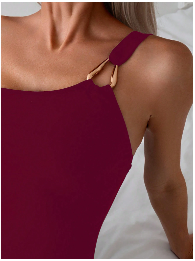 Traje de baño burdeos una pieza un hombro con detalle dorado - 5793