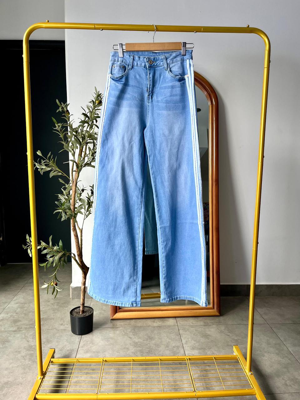 Pantalon pierna ancha azul con líneas laterales color blanco Surprise jeans - 5998