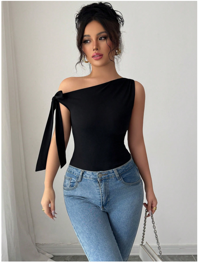 Camisa negra cuello asimétrico con lazo - 6020