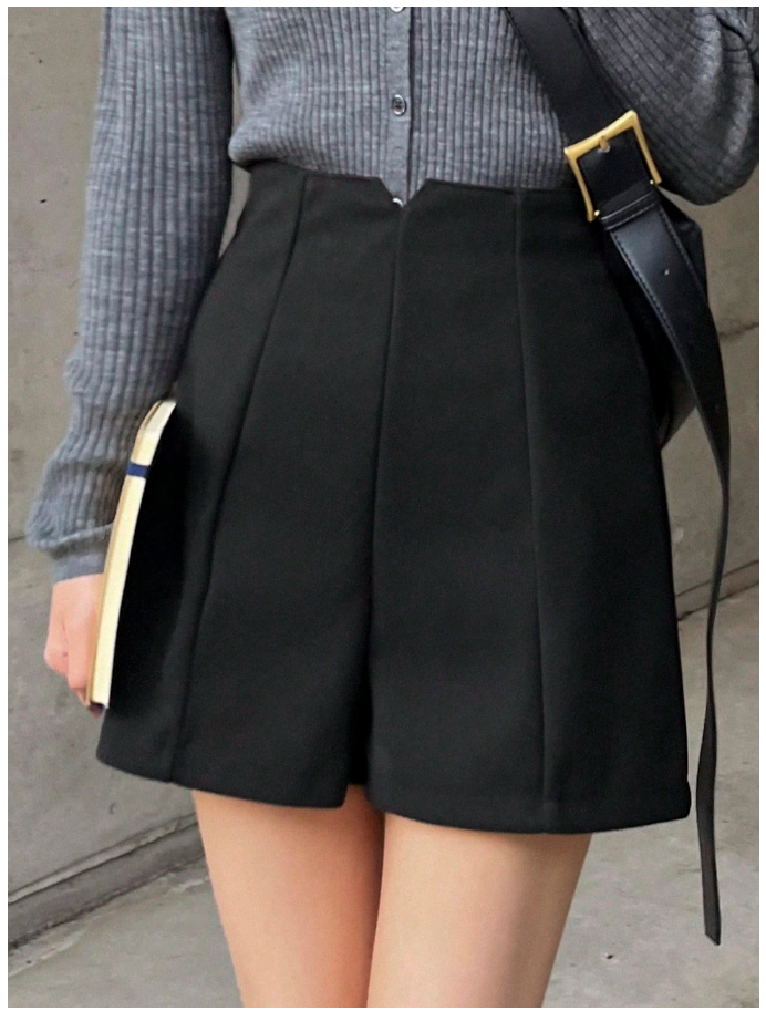 Short negro con plisados - 6027