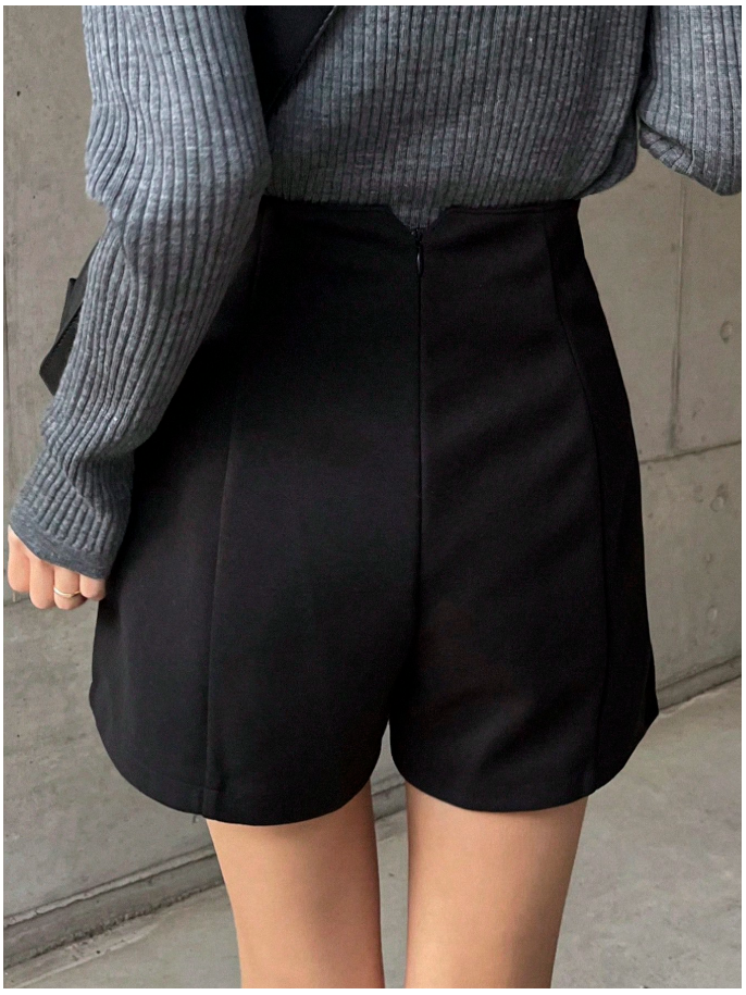 Short negro con plisados - 6027