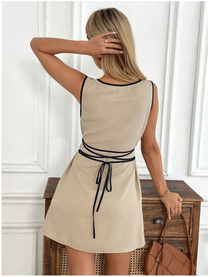 Vestido caqui corto con ribete en contraste negro - 6031