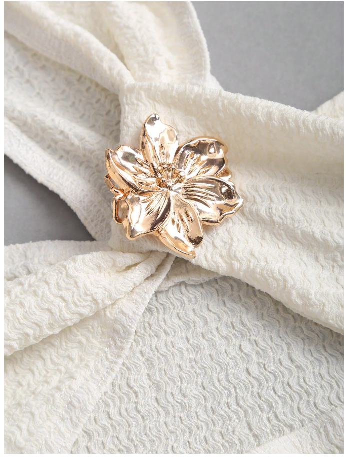 Crop top blanco un hombro detalle flor dorada metálica - 6055