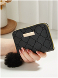 Billetera mini negra de zipper con pompom - 6136