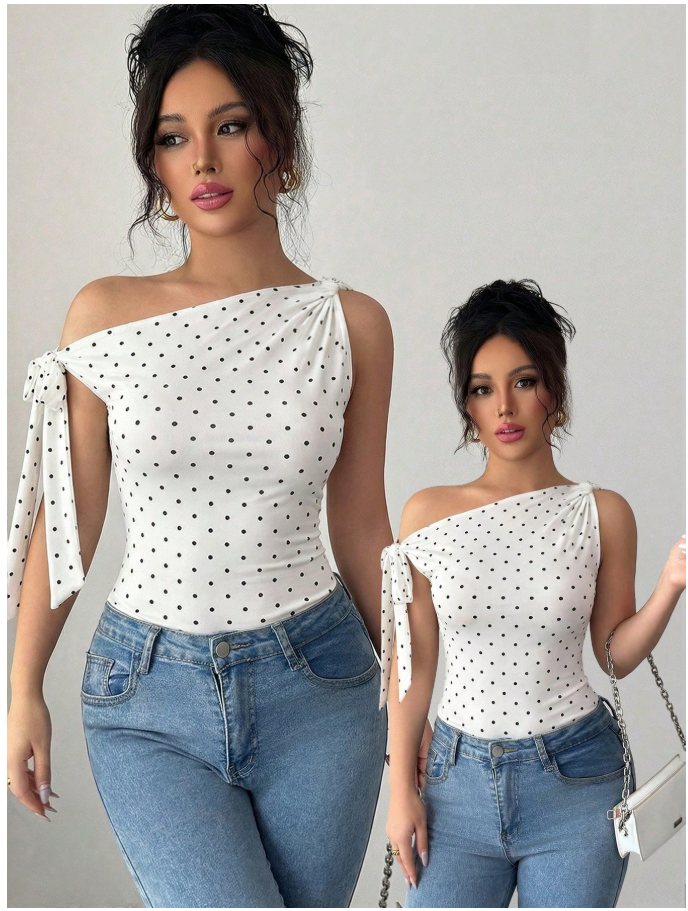 Camisa blanca lunares negros un hombro con lazo - 6166