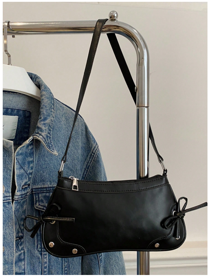 Cartera negra de cuerina con lazos - 6179