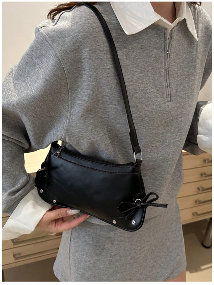 Cartera negra de cuerina con lazos - 6179