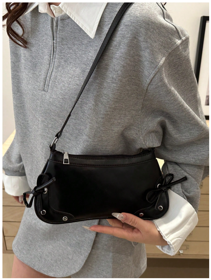 Cartera negra de cuerina con lazos - 6179
