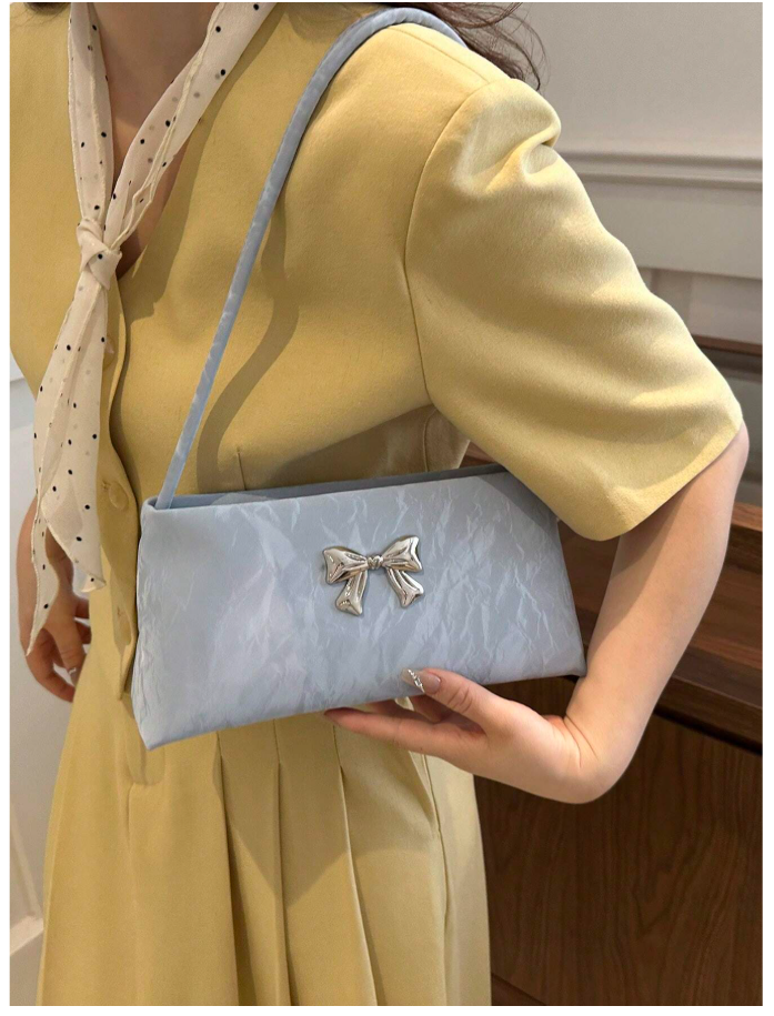 Cartera azul con decoración de lazo metálico - 6181
